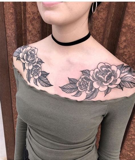 tatuajes en el pecho para mujer a color|Tatuajes de pecho de mujer